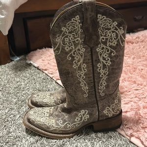I am selling the perfect sized 3 boots in little girls, and in good condition!